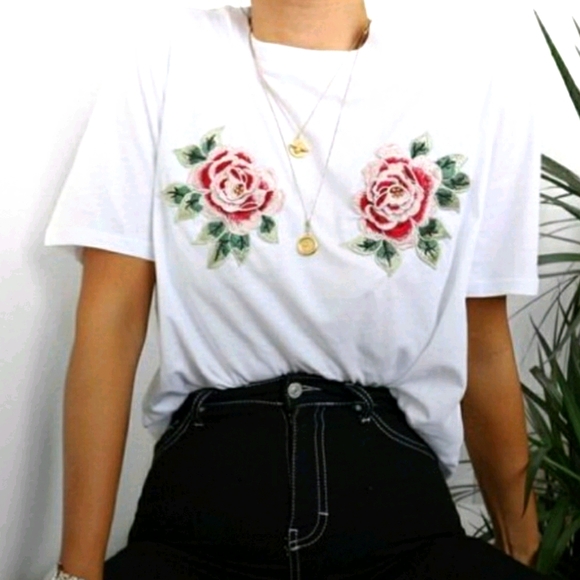 Honey Punch Tops - 💛5 for $20💛White Short Sleeve Tee w/ Rose Embroidered Patches
